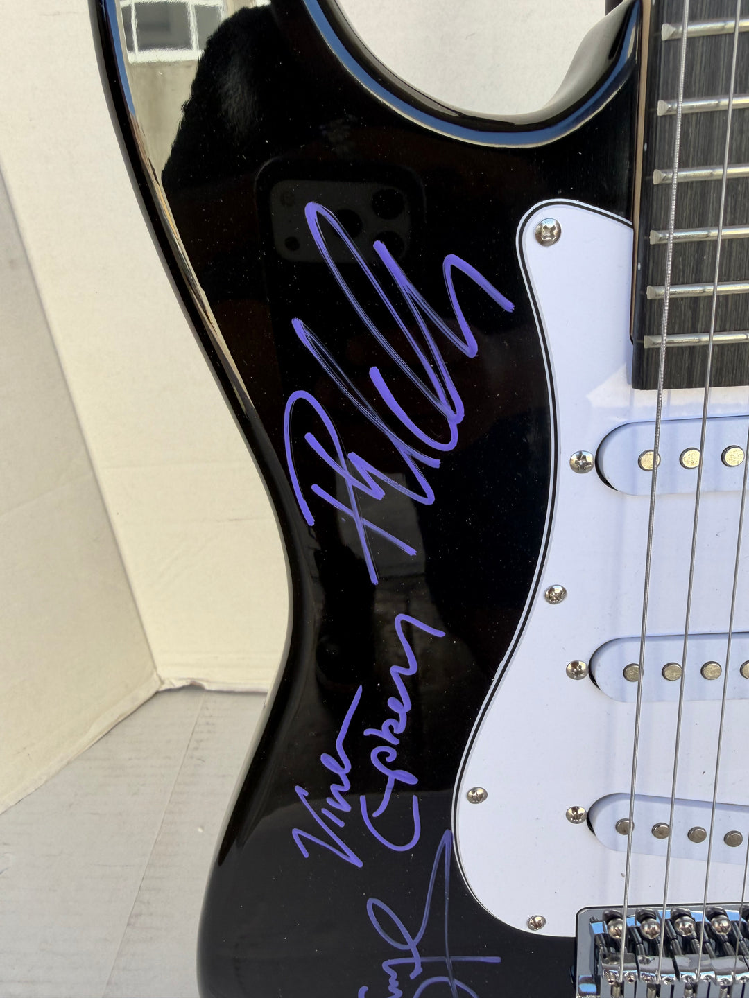 Phil Collen, Vivian Campbell, Joe Elliott, Rick Savage, Rick Allen, Def Leppard Fender Stratocaster electric guitar signed with proof