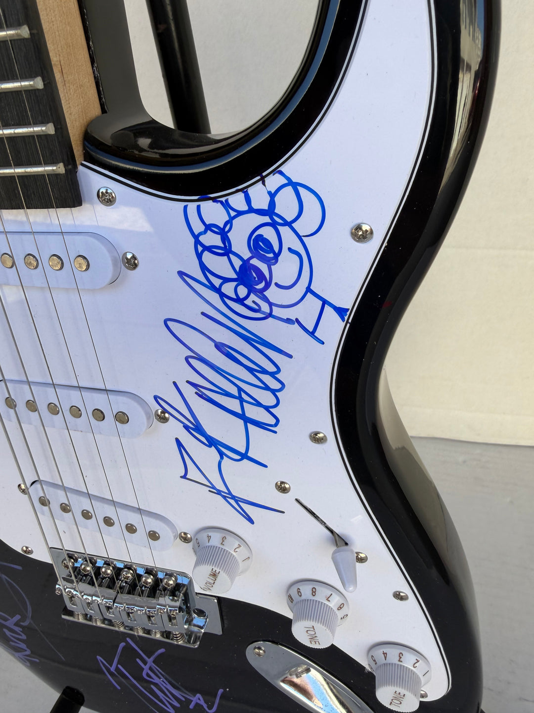 Phil Collen, Vivian Campbell, Joe Elliott, Rick Savage, Rick Allen, Def Leppard Fender Stratocaster electric guitar signed with proof