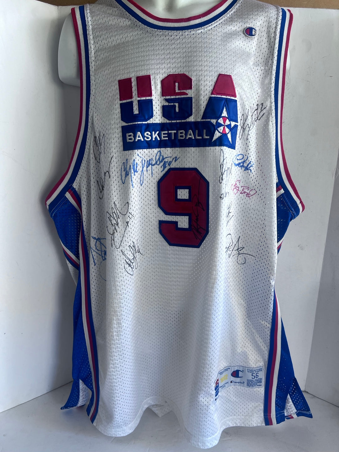 1992 USA Basketball the Dream Team signed jersey Michael Jordan, Scottie Pippen, Karl Malone, Chuck Daly, Magic Johnson signed  with proof