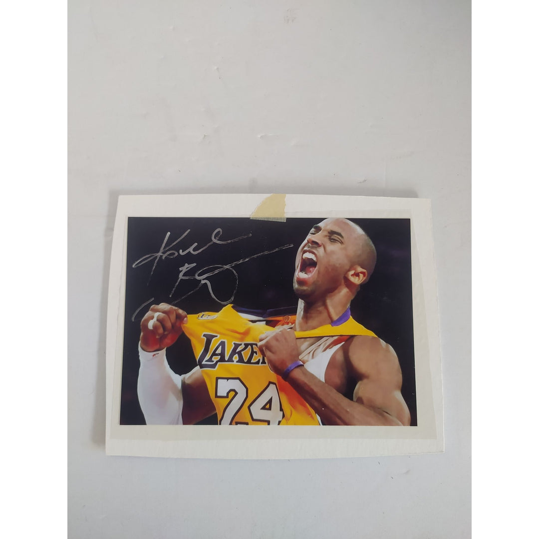 Kobe Bryant Los Angeles Lakers 5x7 photo signed with proof