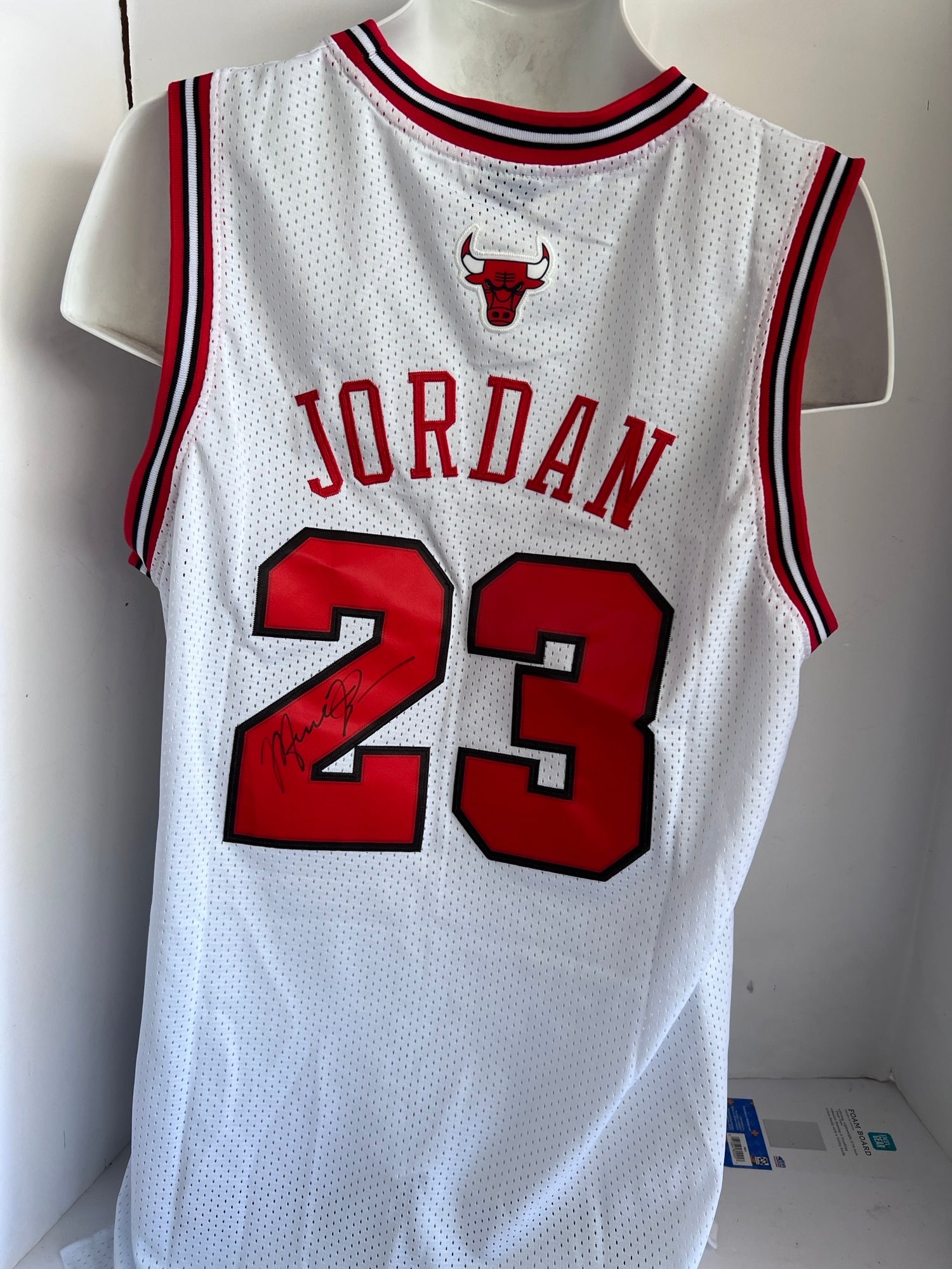 Michael Jordan Chicago Bulls signed and FRAMED jersey with proof