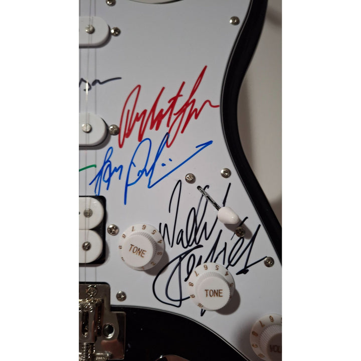 Peter Cetara, Robert Lamm, Lee Loughnane, Danny Seraphine, Terry Kath, Walt Parazaider & Jimmy Pankow, Chicago Fender electric guitar signed
