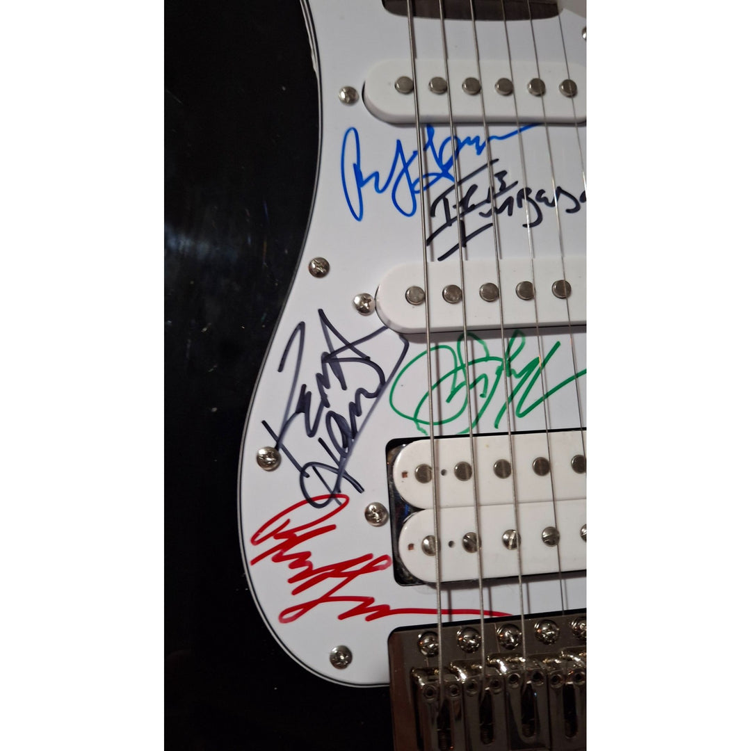 Peter Cetara, Robert Lamm, Lee Loughnane, Danny Seraphine, Terry Kath, Walt Parazaider & Jimmy Pankow, Chicago Fender electric guitar signed
