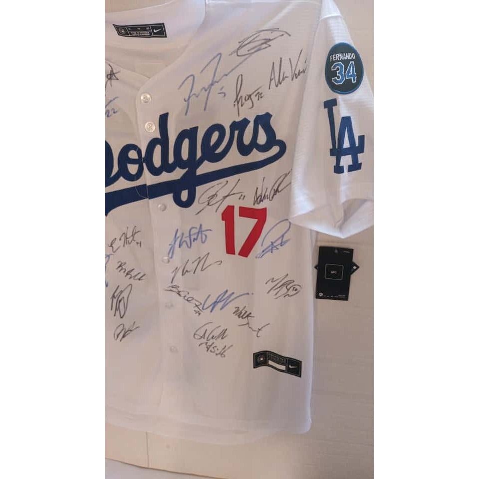 Los Angeles Dodgers Shohei Ohtani Freddie Freeman 2025 team signed jersey with proof.