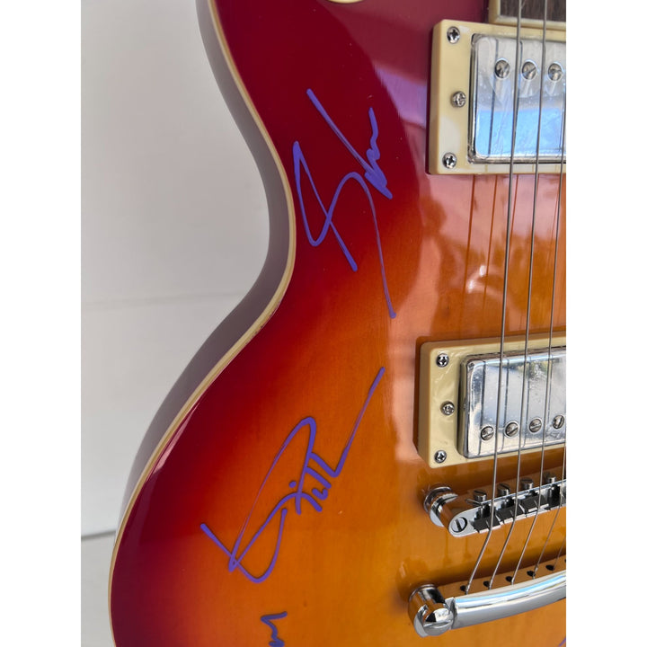 Deep Purple Ian Gillen, Richie Blackmore, Jon Lord, Ian Paice and Roger Glover vintage les paul signed with proof.
