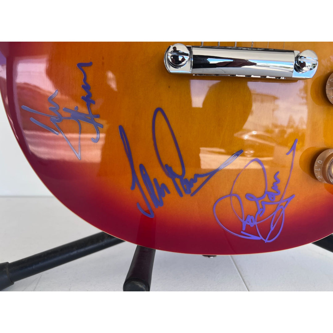 Deep Purple Ian Gillen, Richie Blackmore, Jon Lord, Ian Paice and Roger Glover vintage les paul signed with proof.
