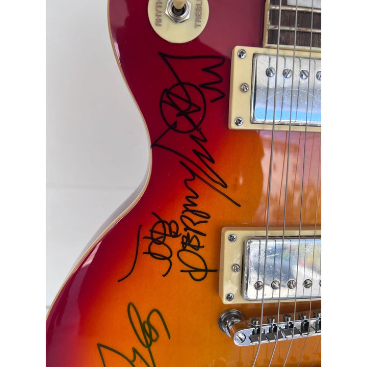 Aerosmith Steven Tyler , Joe Perry, Brad Whitford, Joey Kramer, Tom Hamilton vintage les paul full size electric signed with proof.