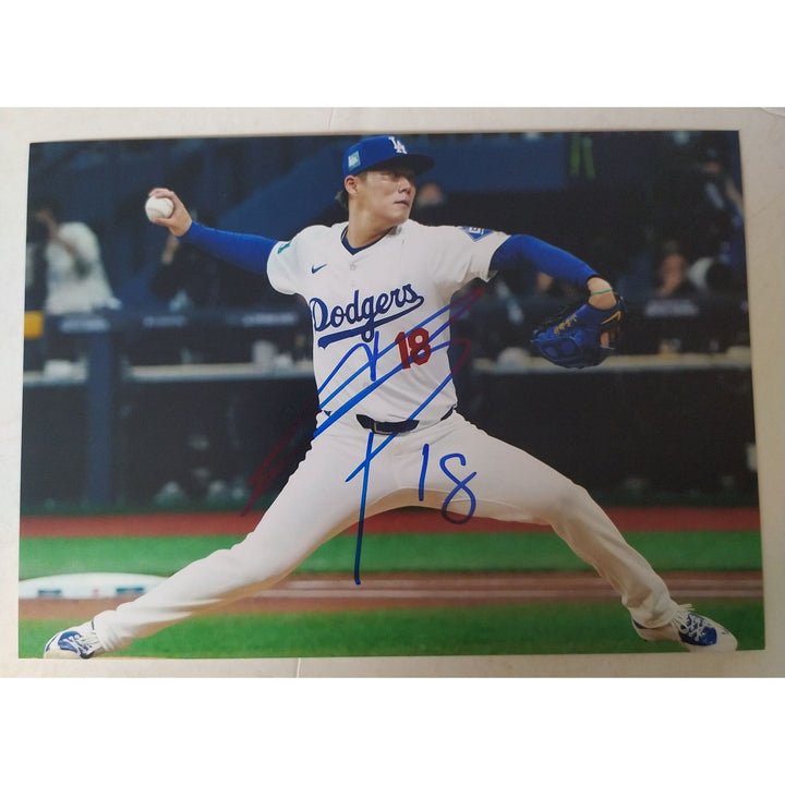 Los Angeles, Dodgers, Yoshinobu Yamamoto, 5x7 photos, signed, with proof