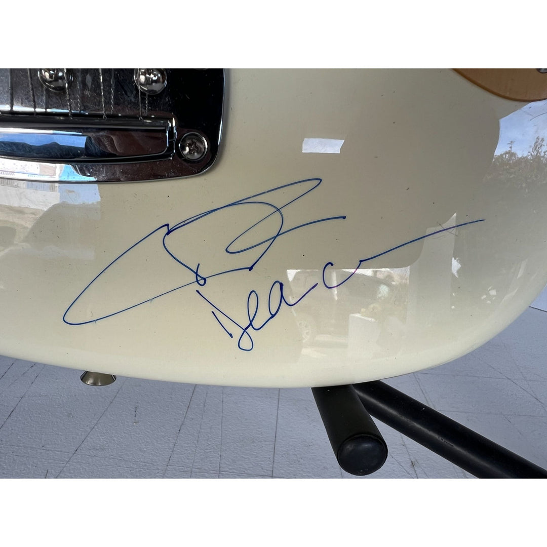 Freddie Mercury Roger Taylor Brian May John Deacon Fender Queen Melody Maker electric guitar signed with proof