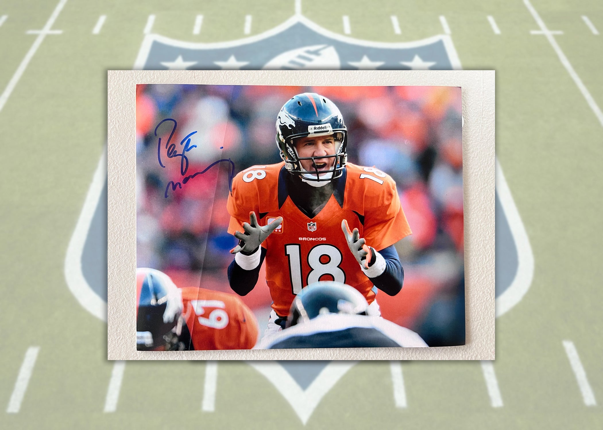 Peyton Manning Denver Broncos 8x10 photo signed with proof (8)