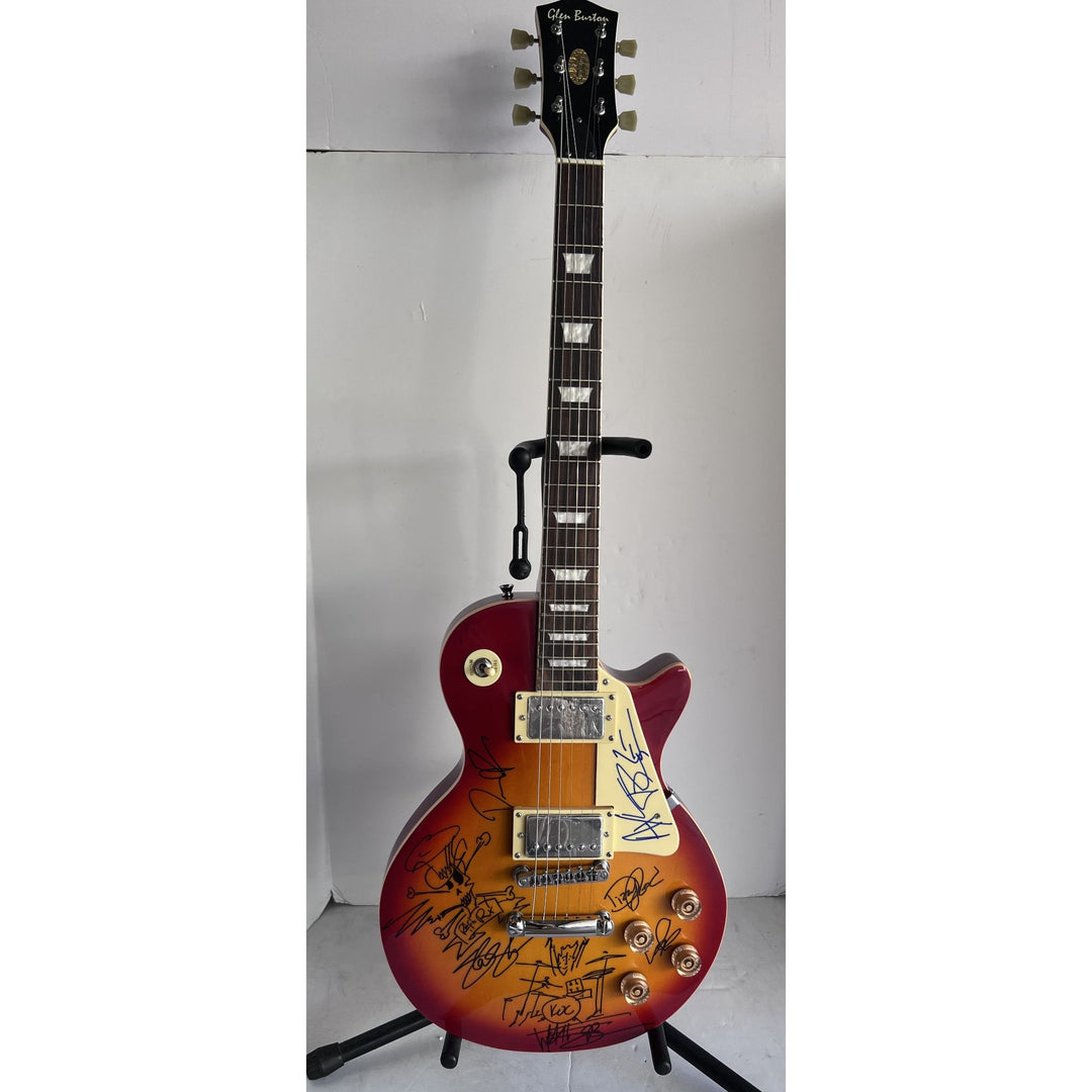 Guns N' Roses Axl Rose Slash Matt Sorum Izzy Stradlin Duff Mckagan Dizzy Reed full band Gold Les Paul electric guitar signed with proof