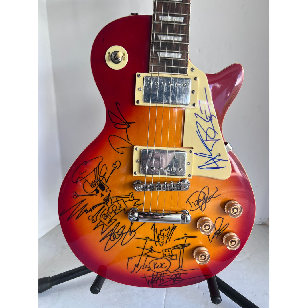 Guns N' Roses Axl Rose Slash Matt Sorum Izzy Stradlin Duff Mckagan Dizzy Reed full band Gold Les Paul electric guitar signed with proof