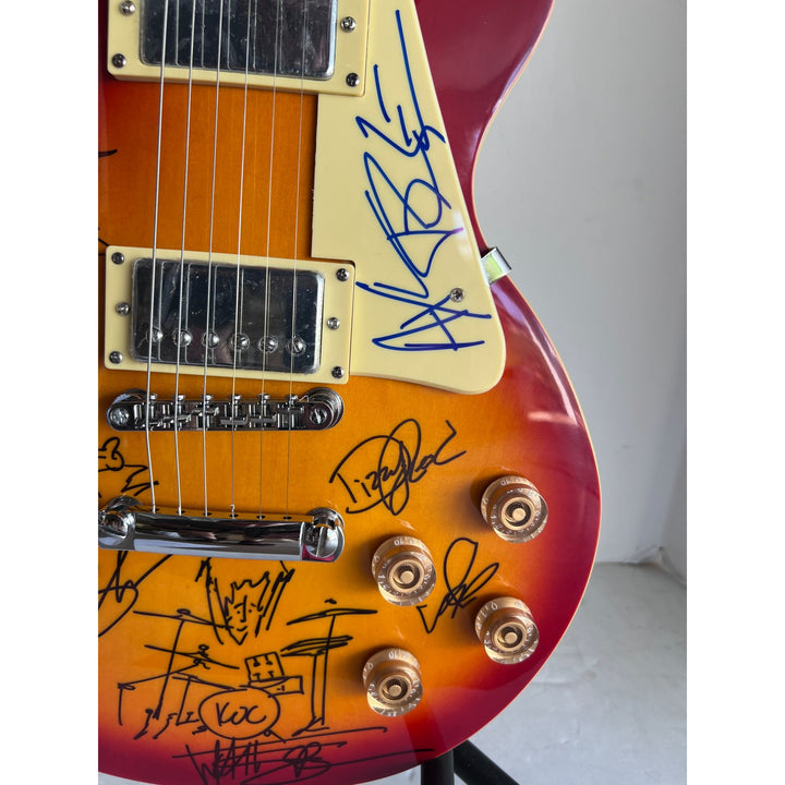 Guns N' Roses Axl Rose Slash Matt Sorum Izzy Stradlin Duff Mckagan Dizzy Reed full band Gold Les Paul electric guitar signed with proof