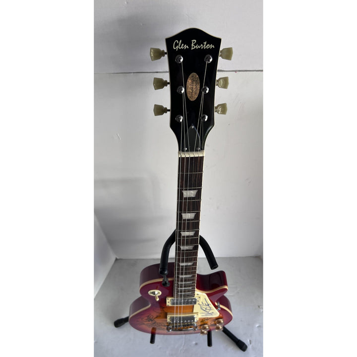 Guns N' Roses Axl Rose Slash Matt Sorum Izzy Stradlin Duff Mckagan Dizzy Reed full band Gold Les Paul electric guitar signed with proof