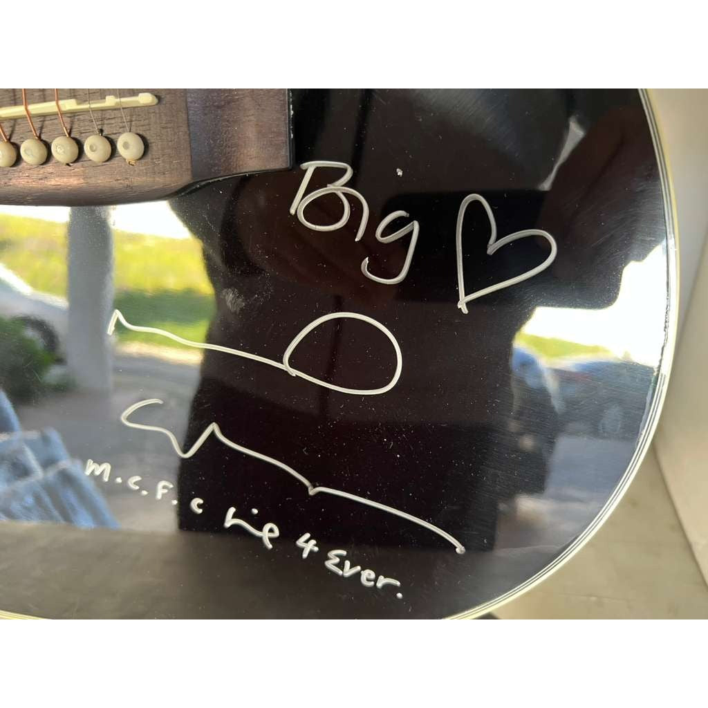 Noel Gallagher & Liam Gallagher Oasis full size acoustic guitar signed with proof