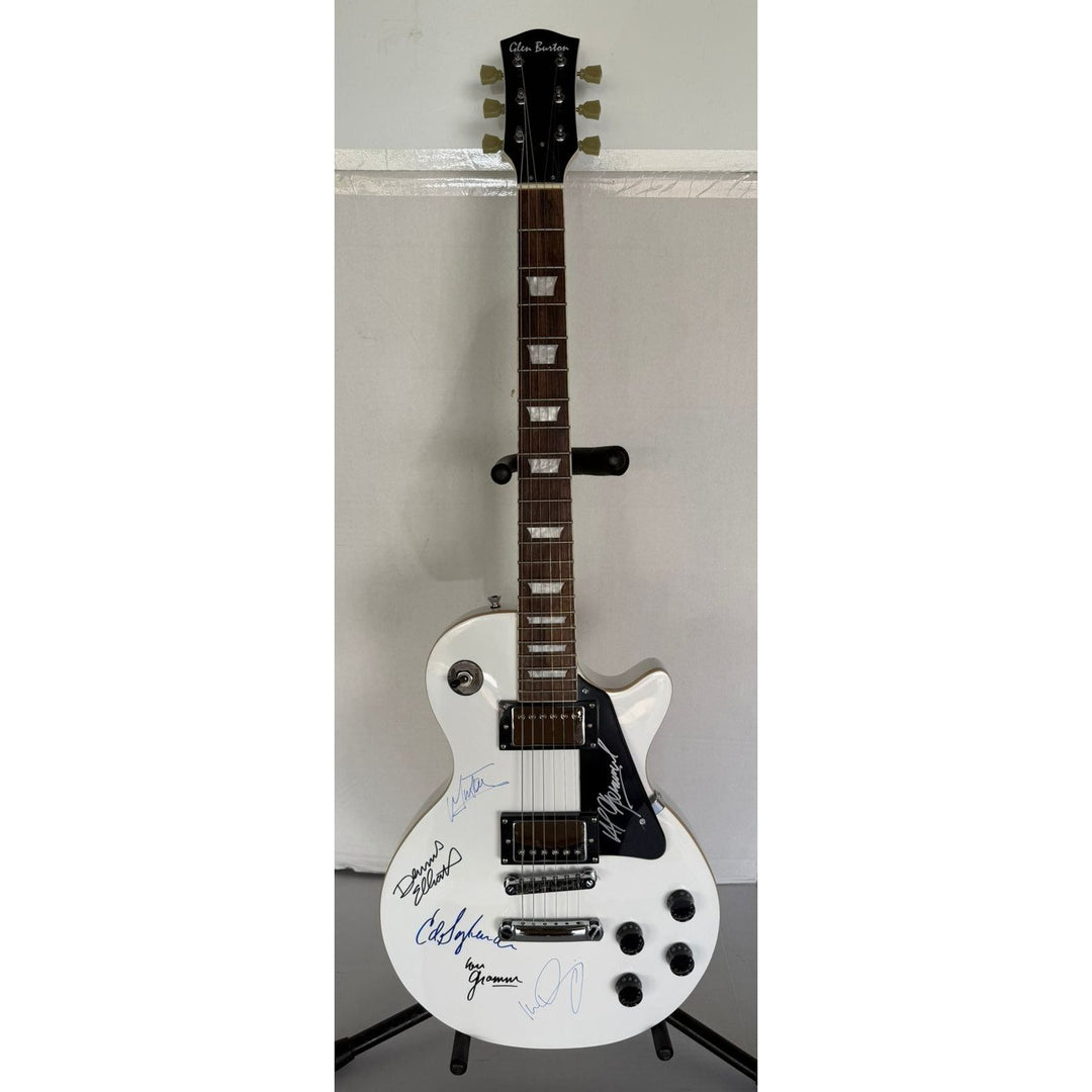 Foreigner les paul electric guitar signed by Mick Jones, Dennis Elliott, Al Greenwood, Lou Gramm, Ian McDonald and Ed Gagliardi.