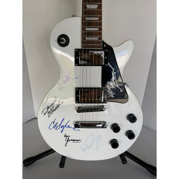 Foreigner les paul electric guitar signed by Mick Jones, Dennis Elliott, Al Greenwood, Lou Gramm, Ian McDonald and Ed Gagliardi.