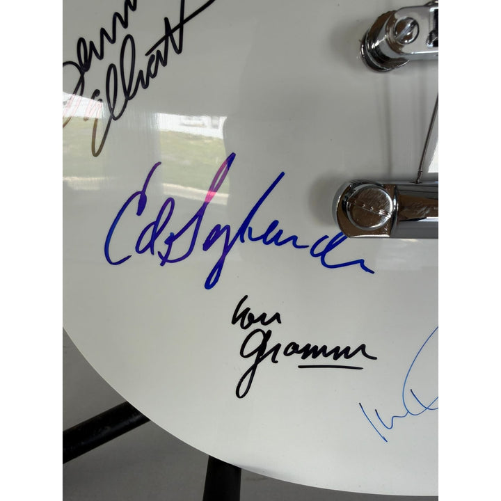 Foreigner les paul electric guitar signed by Mick Jones, Dennis Elliott, Al Greenwood, Lou Gramm, Ian McDonald and Ed Gagliardi.