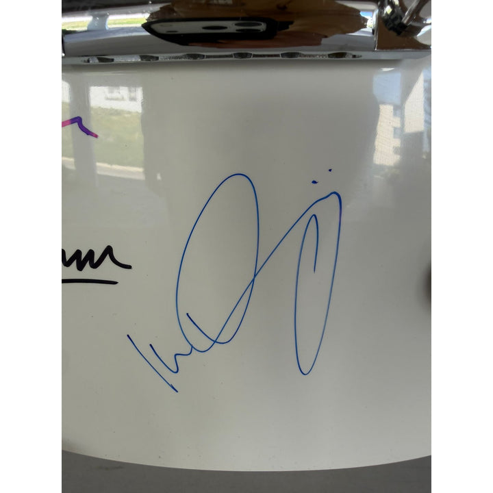 Foreigner les paul electric guitar signed by Mick Jones, Dennis Elliott, Al Greenwood, Lou Gramm, Ian McDonald and Ed Gagliardi.