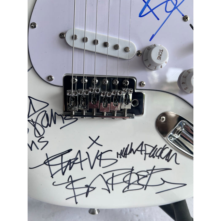 Travis Barker Tom DeLonge Blink-182 full size Stratocaster electric guitar signed with proof