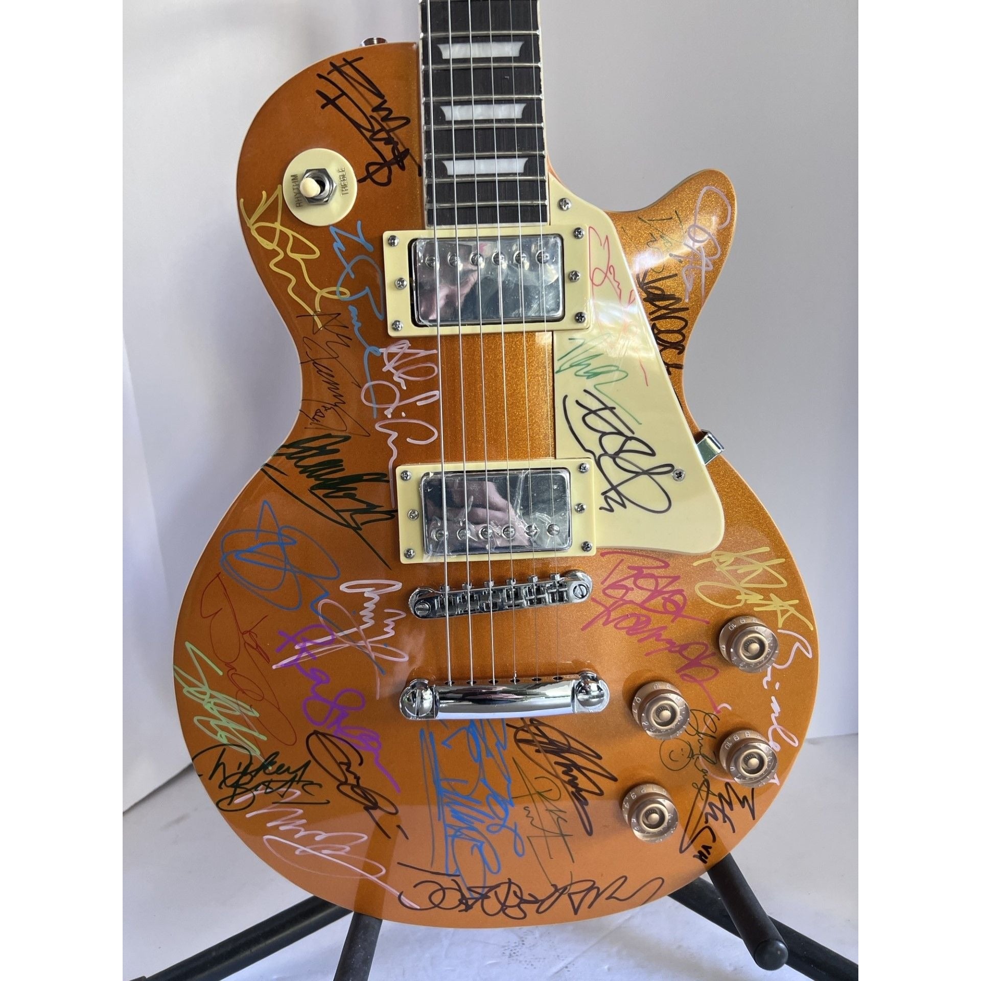 Rocks Greatest Guitarists Eddie Vedder Jimmy Page Keith Richards Eric Clapton 28 in all Les Paul style electric guitar signed with proof