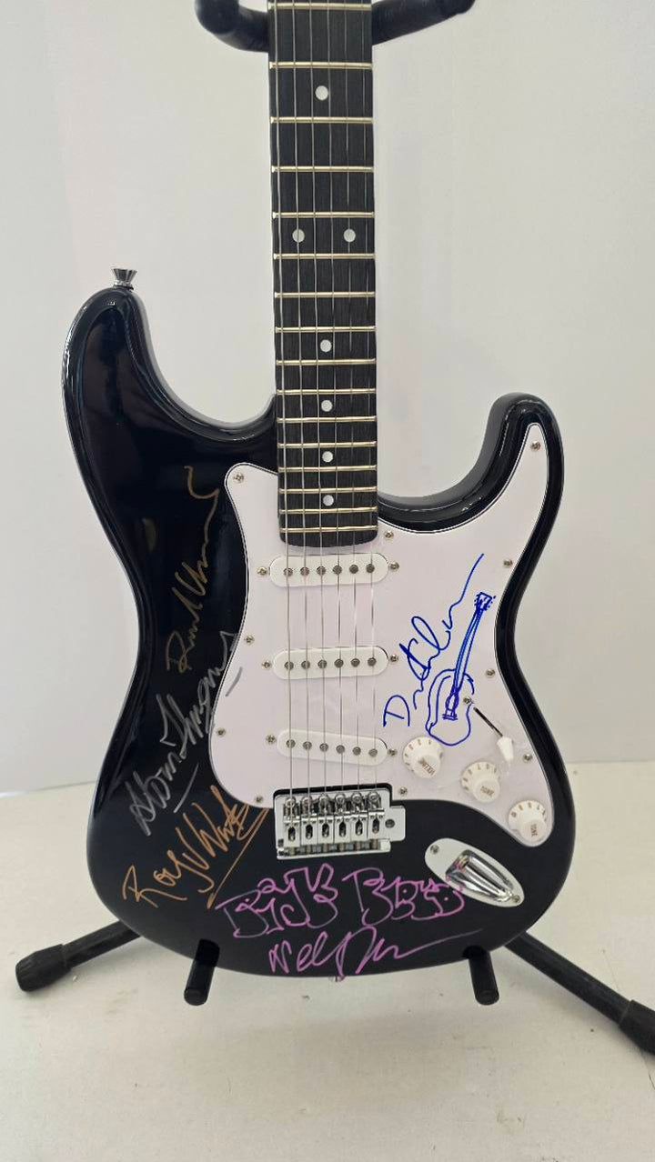 Pink Floyd David Gilmour with sketch, Roger Waters, Richard Wright and Nick Mason with sketch black Stratocaster full size electric guitar signed with proof and full provenance & CHAT GPT Authentication analysis - AA09260190 - image 2
