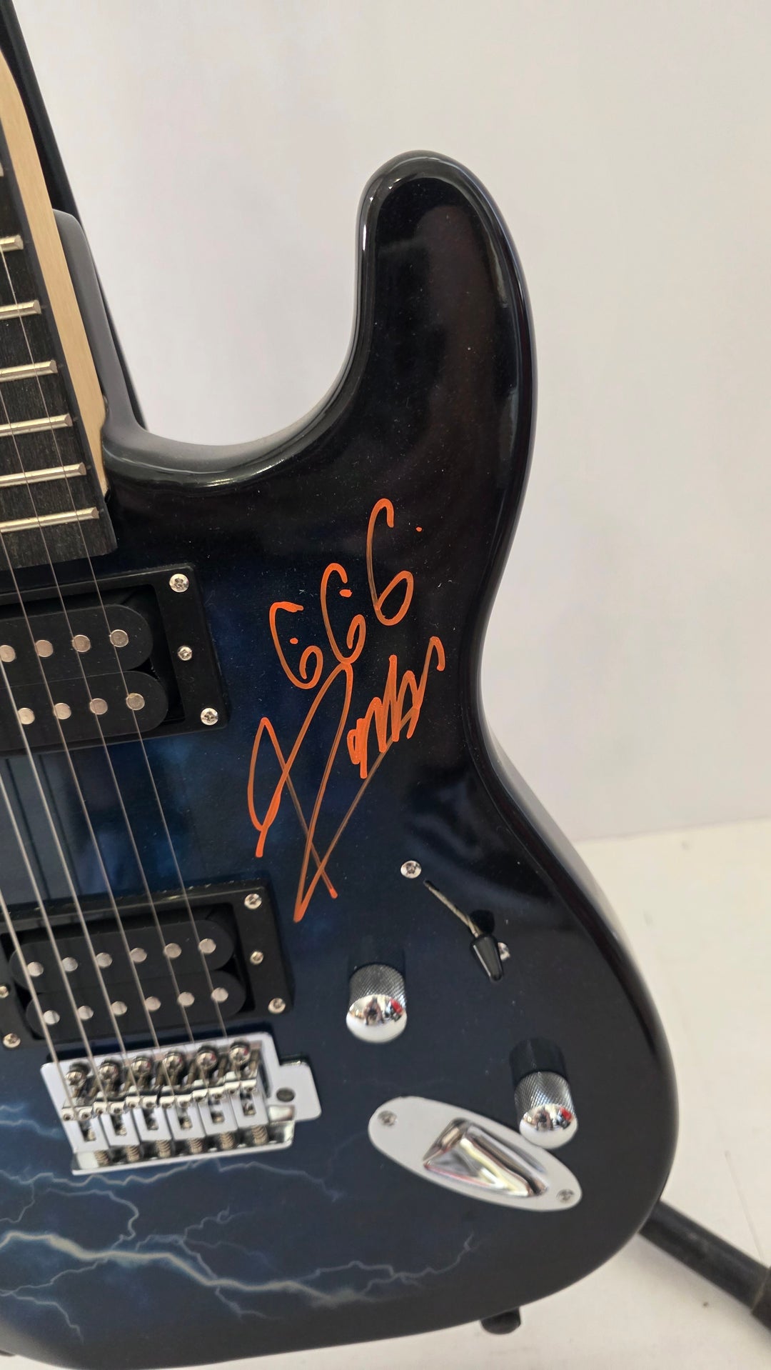 Rob Zombie full size black Lightning electric guitar signed with proof and full provenance & CHAT GPT Authentication analysis - AA09260182 - image 2