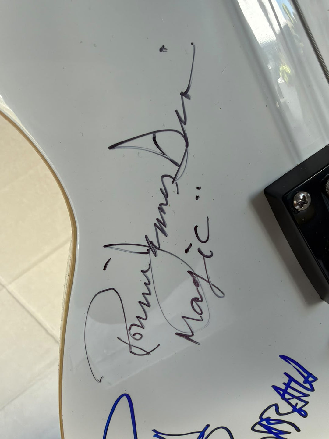 Black Sabbath Ozzy Osbourne Bill Ward Tony Iommi Geezer Butler Ronnie James Dio Vinny Appice white les paul electric guitar signed with photo proof and full provenance & CHAT GPT Authentication analysis - AA09260253 - image 2