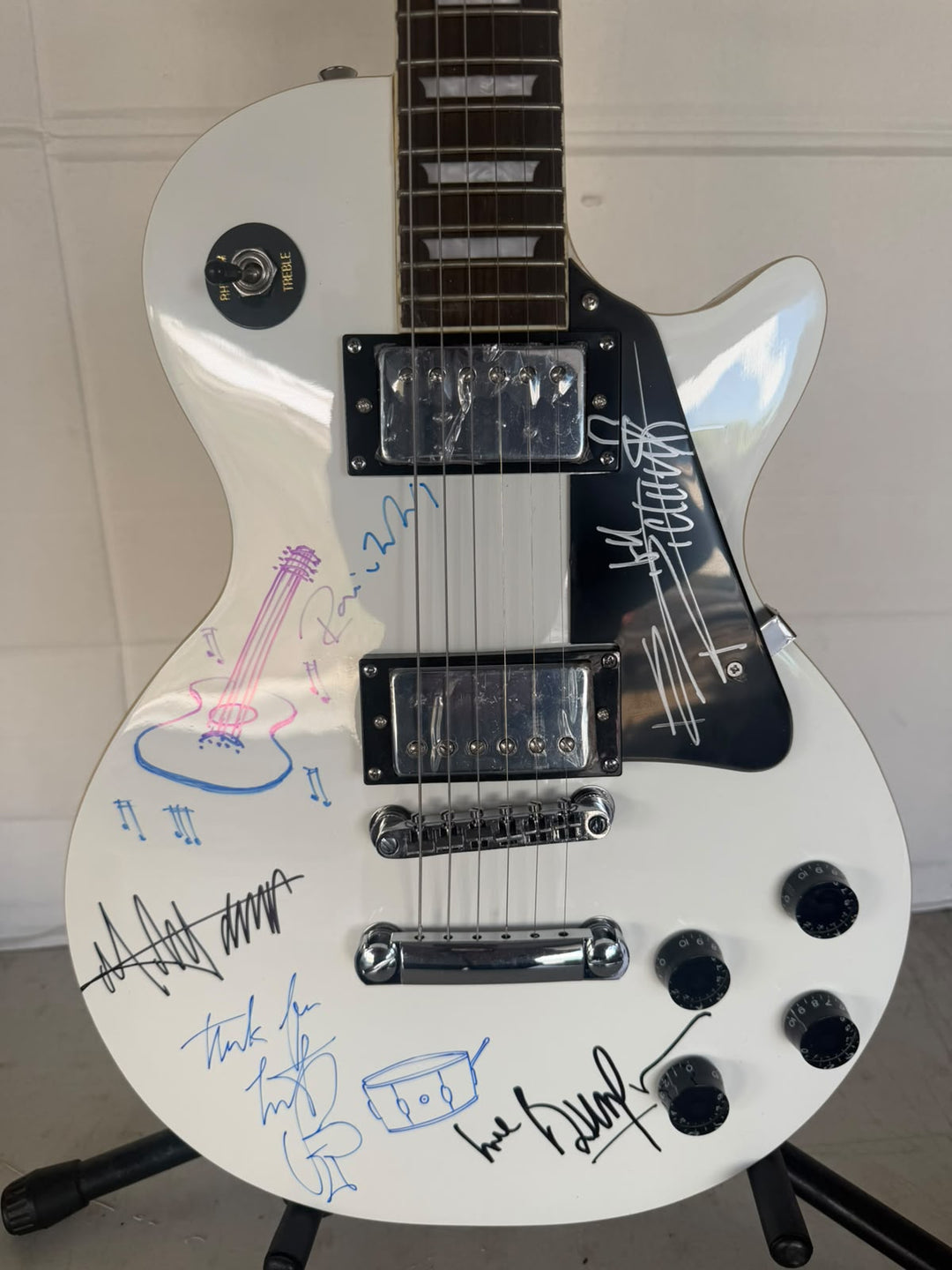 Rolling Stones Mick Jagger, Keith Richards, Bill Wyman, Charlie Watts & Ronnie Wood white vintage les paul signed with photo proof and full provenance & CHAT GPT Authentication analysis - AA09260257 - image 2