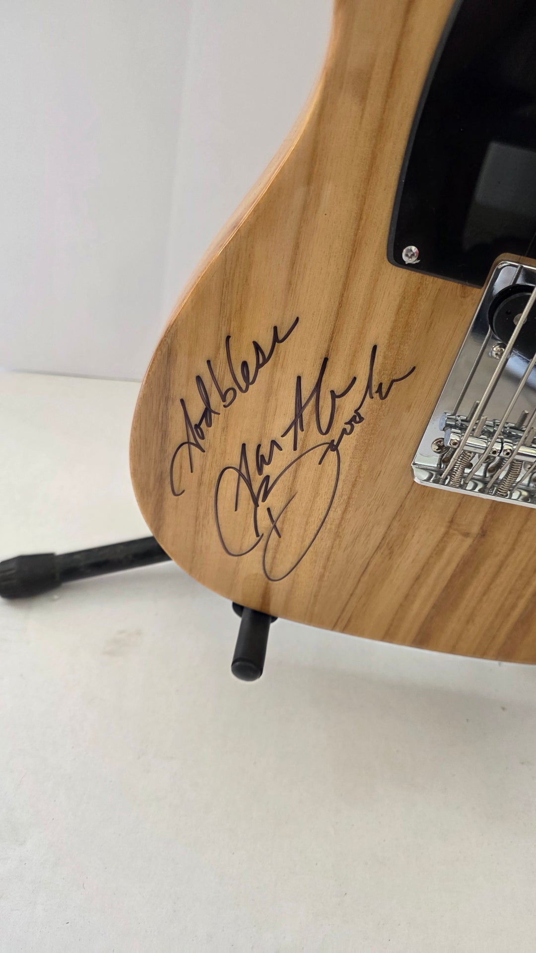 Garth Brooks telecaster, electric guitar photo proof, CHAT GPT AI verified analysis OF AUTHENTICATION & certification with provenance - AA09260168 - image 2