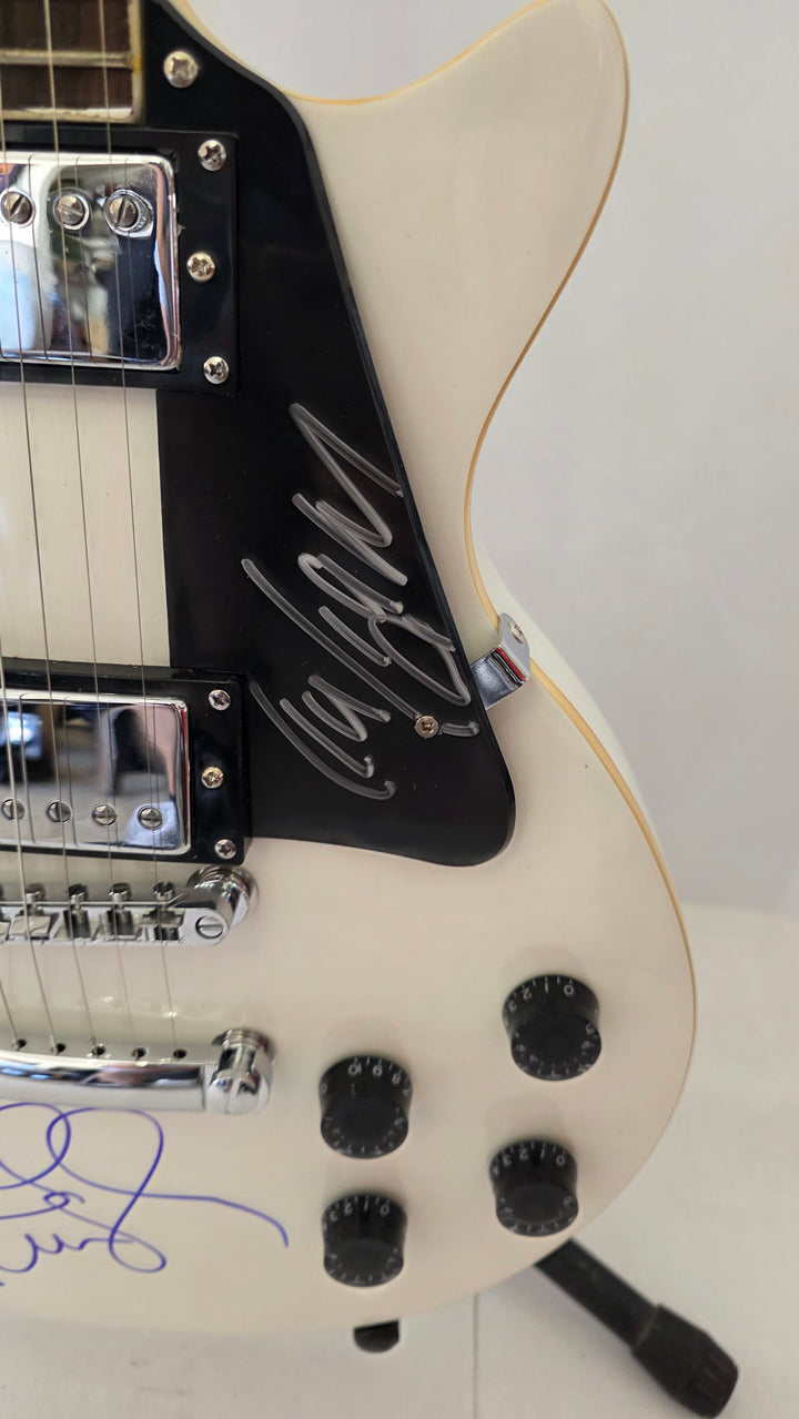 Oasis vintage white les paul guitar signed with photo proof and full provenance & CHAT GPT Authentication analysis - AA0926071 - image 2