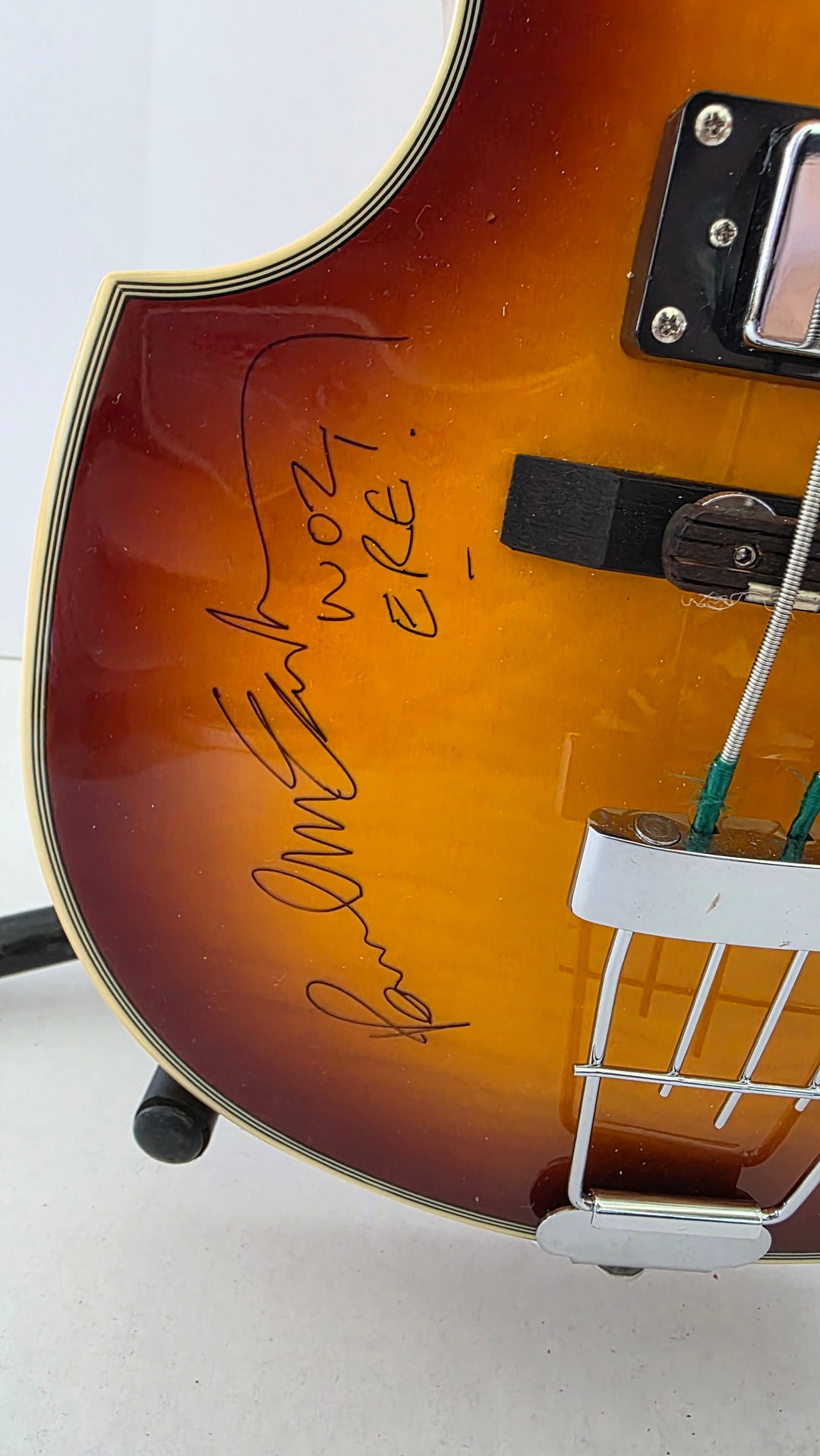 Paul McCartney & George Harrison Vintage Höfner-Style Sunburst Bass Guitar signed with proof and full provenance & CHAT GPT Authentication analysis - AA09260185 - image 2
