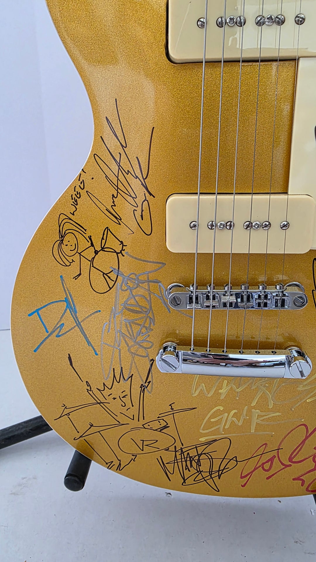 Guns N' Roses Slash, Axl Rose, Steven Adler with sketch, Matt Sorum with sketch, Izzy Stradlin and Gilby Clarke gold Les Paul full size vintage electric guitar signed with proof and full provenance & CHAT GPT Authentication analysis - AA09260195 - image 2
