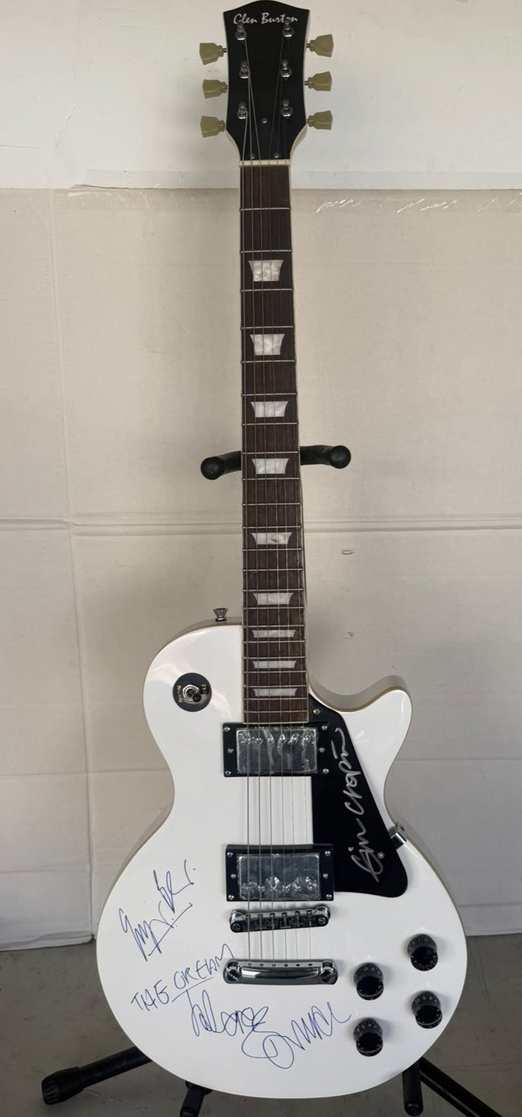 Cream Eric Clapton, Ginger Baker and Jack Bruce vintage white les paul electric guitar signed with photo proof and full provenance & CHAT GPT Authentication analysis - AA09260260 - image 2