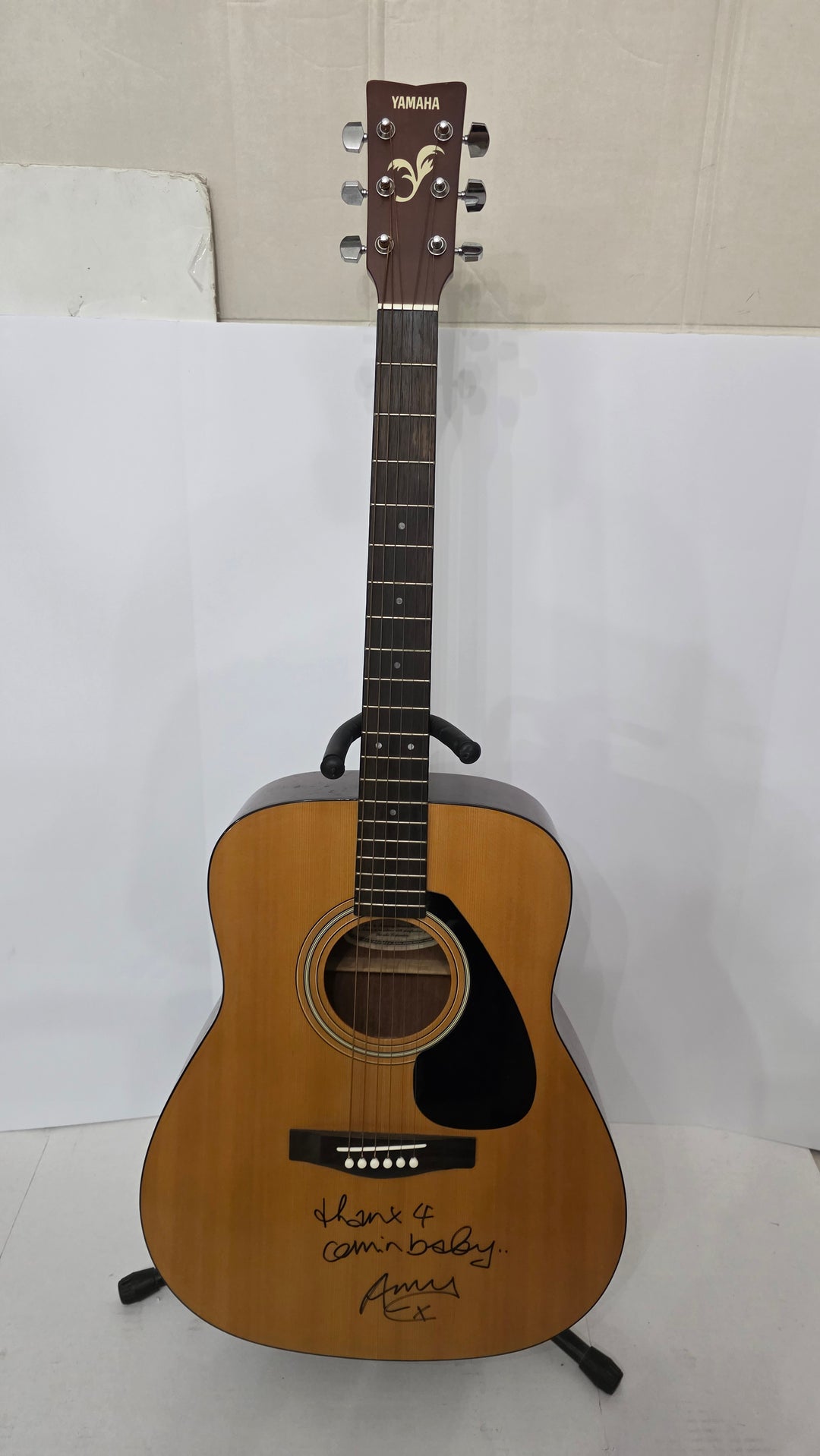 Amy Winehouse Yamaha full size acoustic guitar photo proof CHAT GPT AI verified analysis OF AUTHENTICATION & certification with provenance - AA09260161 - image 2