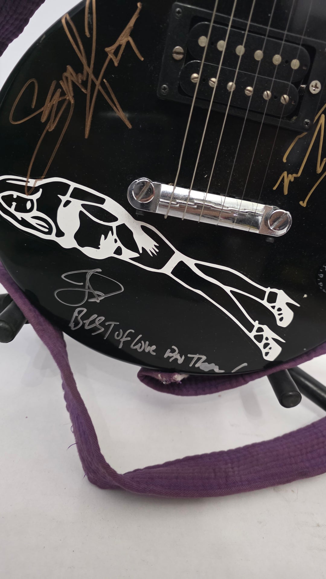 Alice In Chains Layne Staley, Jerry Cantrell, Mike Inez, Sean Kinney vintage one of a kind electric guitar photo proof, CHAT GPT AI verified analysis OF AUTHENTICATION & certification with provenance - AA09260105 - image 2