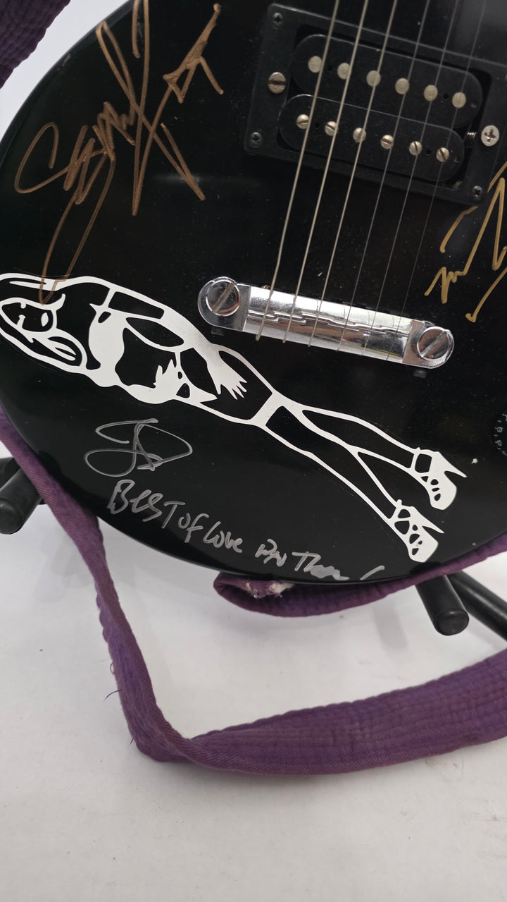 Alice In Chains Layne Staley, Jerry Cantrell, Mike Inez, Sean Kinney vintage one of a kind electric guitar photo proof, CHAT GPT AI verified analysis OF AUTHENTICATION & certification with provenance - AA09260105 - image 2