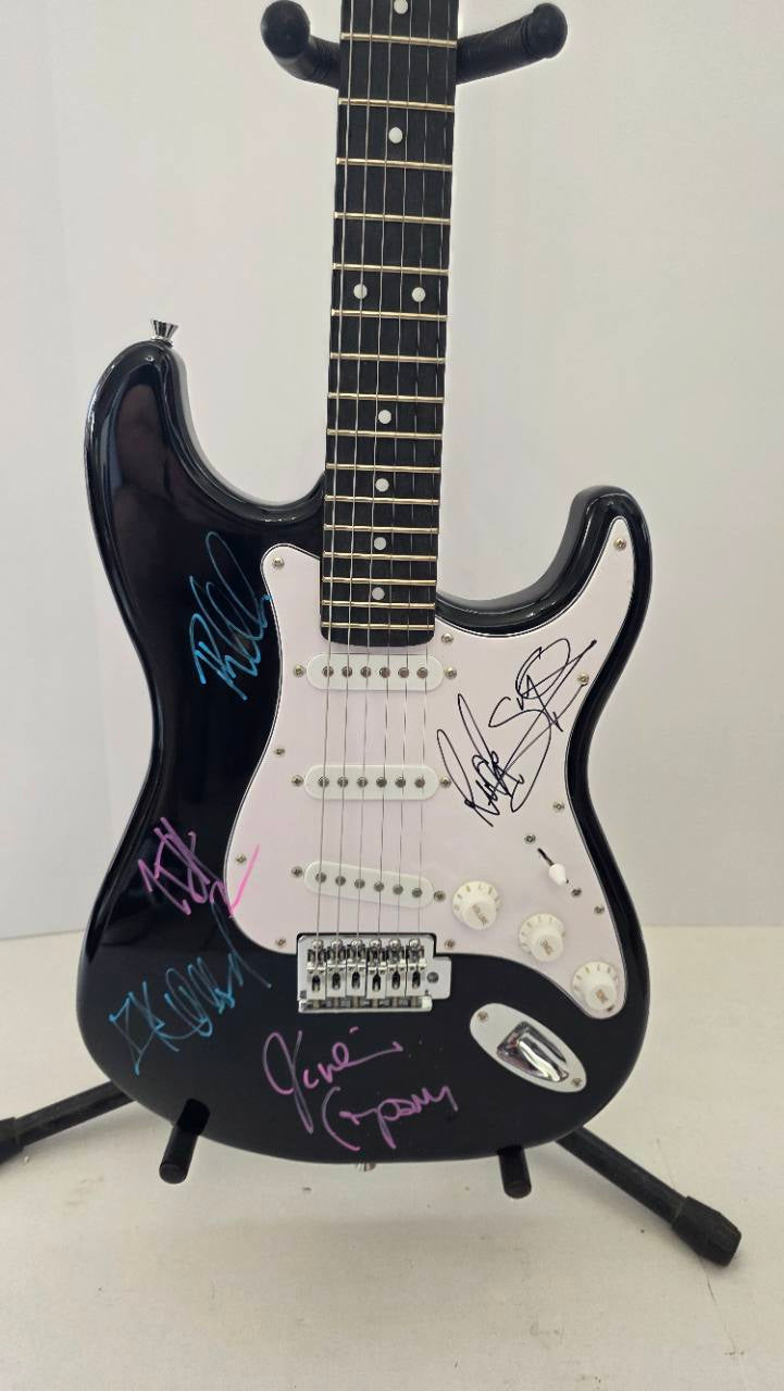 Def Leppard Joe Elliott, Rick Allen, Phil Collen, Vivian Campbell and Rick Savage black Stratocaster full size electric guitar signed with proof and full provenance & CHAT GPT Authentication analysis - AA09260192 - image 2