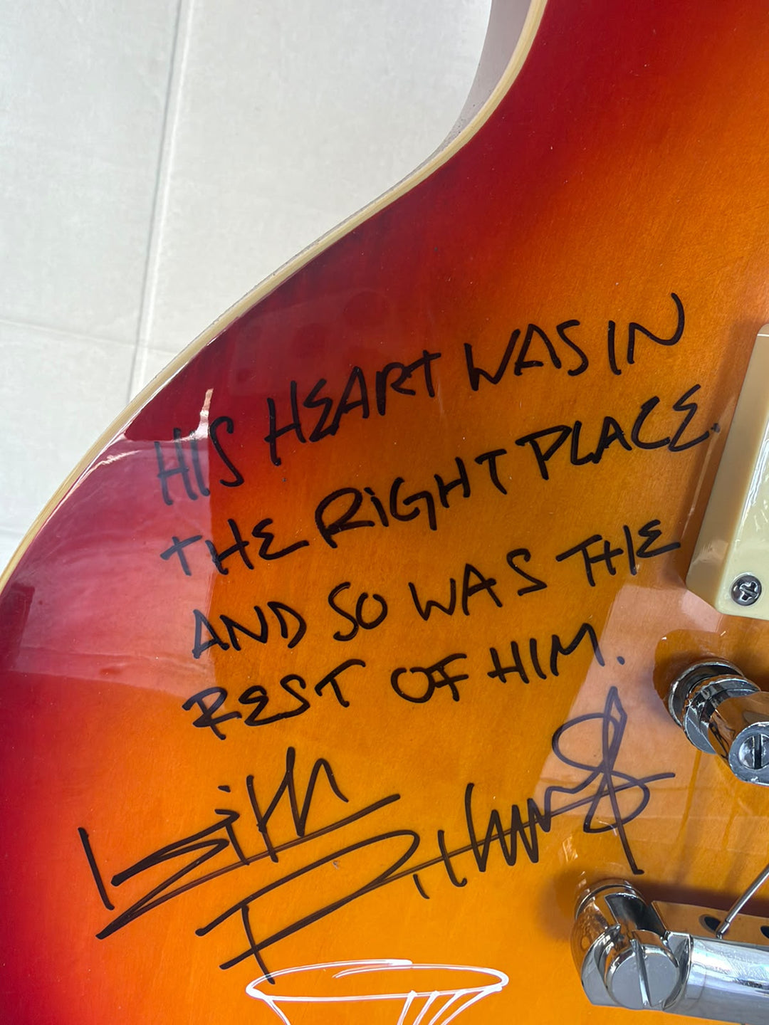 Angus Young Slash Keith Richards vintage cherry les paul electric guitar signed with photo proof and full provenance & CHAT GPT Authentication analysis - AA09260247 - image 3