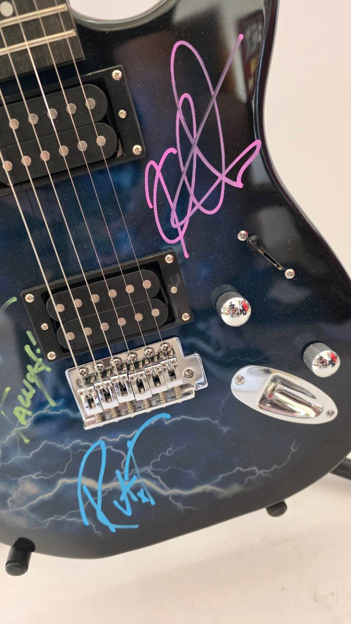 Metallica James Hetfield, Lars Ulrich, Robert Trujillo and Kirk Hammett full size Lightning electric guitar signed with proof and full provenance & CHAT GPT Authentication analysis - AA09260176 - image 3