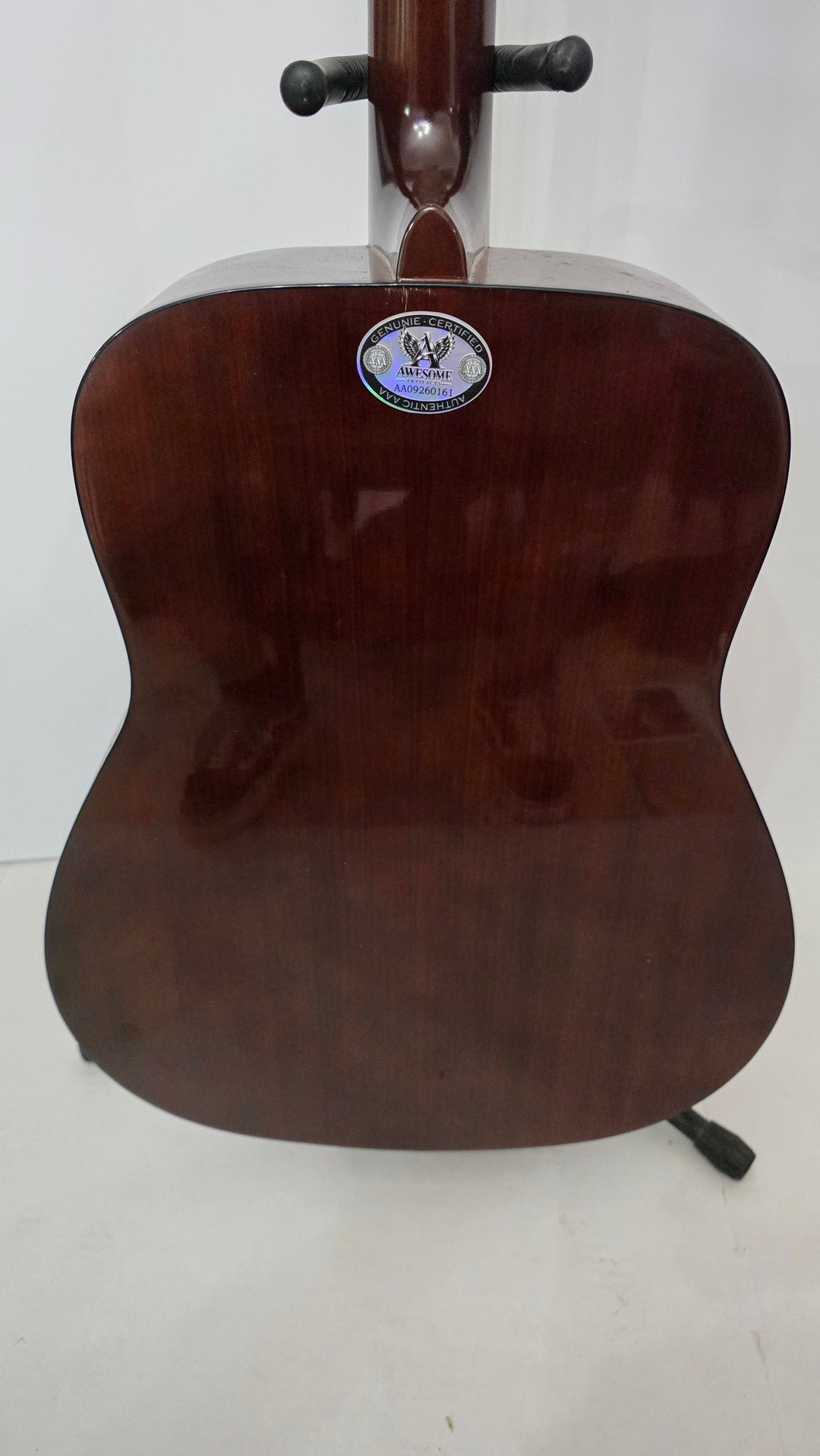 Amy Winehouse Yamaha full size acoustic guitar photo proof CHAT GPT AI verified analysis OF AUTHENTICATION & certification with provenance - AA09260161 - image 3