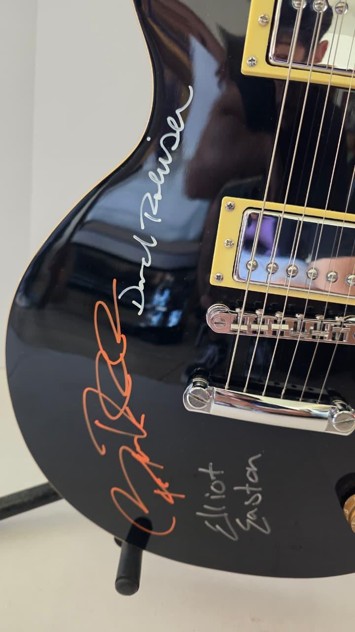 The Cars David Robinson, Ric Ocasek, Greg Hawkes, Benjamin Orr and Elliot Easton vintage black les paul electric guitar signed with photo proof and full provenance & CHAT GPT Authentication analysis - AA0926066 - image 3
