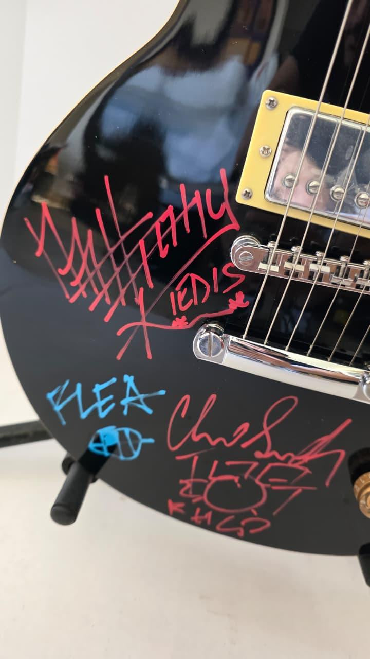 Red Hot Chili Peppers, Anthony Kiedis, Flea, John Frusciante, Chad Smith, Dave Navarro vintage black les paul electric guitar signed with photo proof and full provenance & CHAT GPT Authentication analysis - AA0926081 - image 3