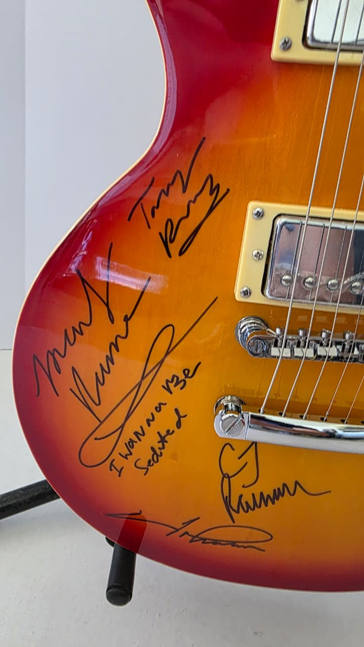 The Ramones Joey Ramone, Marky Ramone, Richie Ramone, C.J. Ramone, Tommy Ramone and Dee Dee Ramone vintage cherry les paul electric guitar signed with photo proof and full provenance & CHAT GPT Authentication analysis - AA0926069 - image 3