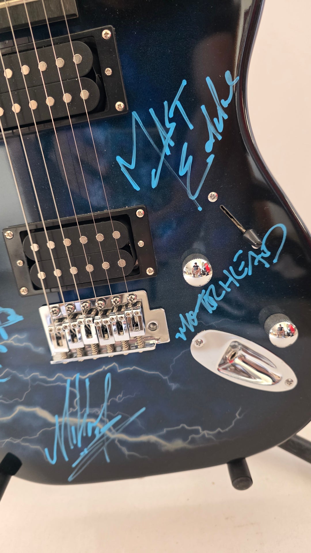 Lemmy Kilmster Motorhead l Lightning full size electric guitar photo proof, CHAT GPT AI verified analysis OF AUTHENTICATION & certification with provenance - AA092060167 - image 3