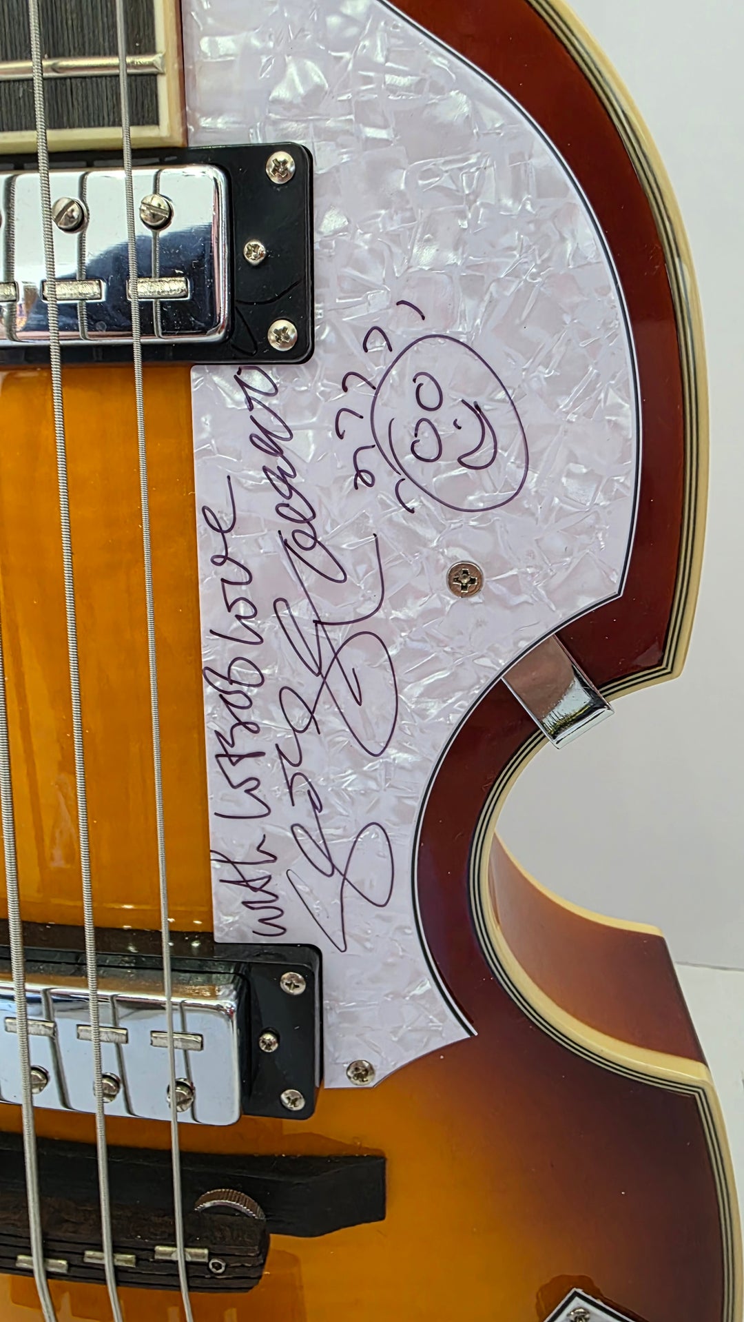 Paul McCartney & George Harrison Vintage Höfner-Style Sunburst Bass Guitar signed with proof and full provenance & CHAT GPT Authentication analysis - AA09260185 - image 3