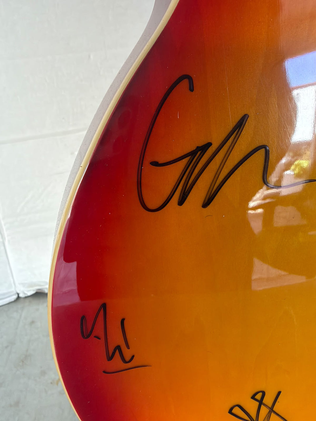 Radiohead Thom Yorke, Ed O'Brien, Philip Selway, Jonny & Colin Greenwood vintage cherry les paul electric guitar signed with photo proof and full provenance & CHAT GPT Authentication analysis - AA09260254 - image 3