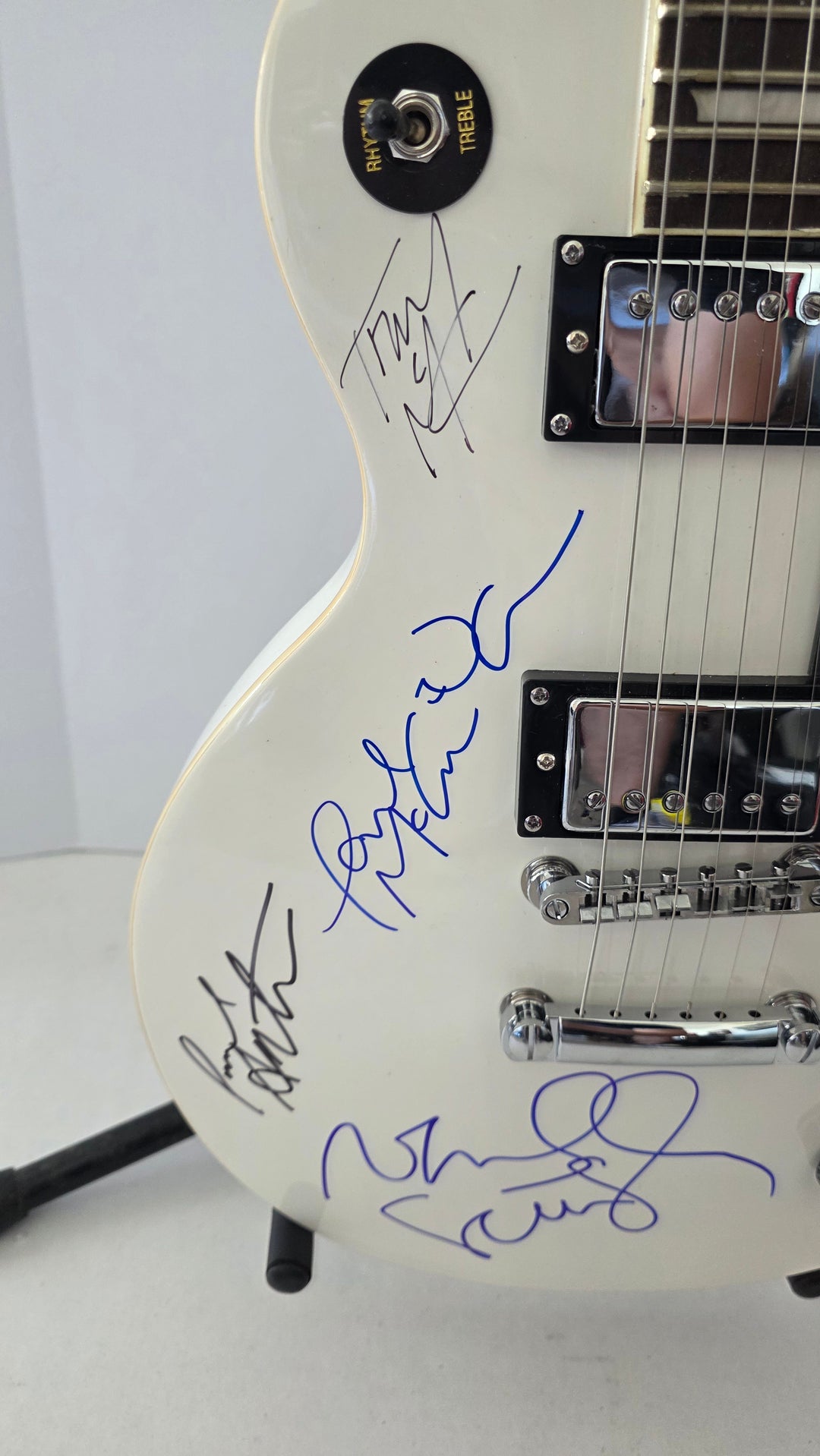 Oasis vintage white les paul guitar signed with photo proof and full provenance & CHAT GPT Authentication analysis - AA0926071 - image 3