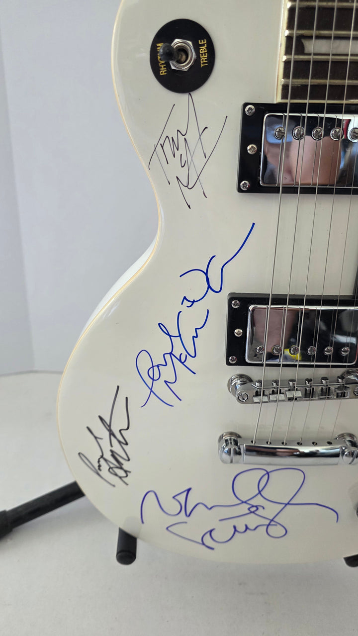 Oasis vintage white les paul guitar signed with photo proof and full provenance & CHAT GPT Authentication analysis - AA0926071 - image 3