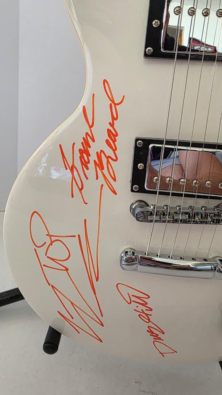 ZZ Top Billy Gibbons, Dusty Hill and Frank Beard vintage white les paul electric guitar signed with photo proof and full provenance & CHAT GPT Authentication analysis - AA0926068 - image 3